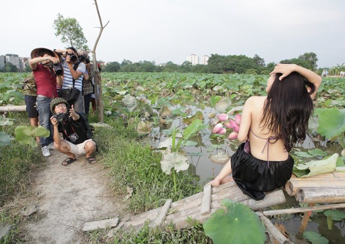 Thieu nu Ha thanh lan le bo toai chup anh cung sen-Hinh-10